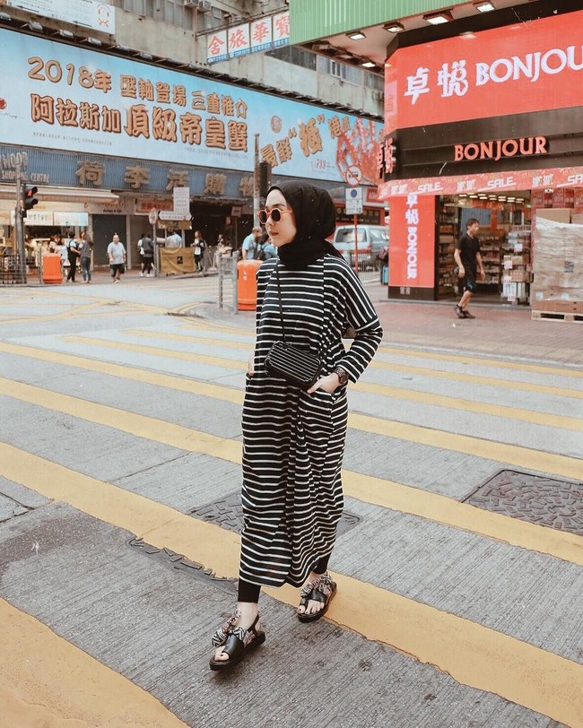 Tunik atau midi dress juga bisa jadi pilihan seru saat liburan. Pilih bahan yang menyerap keringat serta desain yang simple agar tetap nyaman.  Foto: Instagram/strngrrrr