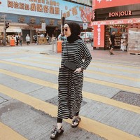 Tunik atau midi dress juga bisa jadi pilihan seru saat liburan. Pilih bahan yang menyerap keringat serta desain yang simple agar tetap nyaman.  Foto: Instagram/strngrrrr