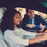 9. Pegawai Toko PersuasifPegawai toko yang persuasif juga bisa berperan dalam total belanjaan Anda. Dikatakan jika staff toko yang meyakinkan suatu barang lebih baik (dan lebih mahal) dari yang lain adalah salah satu penyebabnya. Sebaiknya Anda sudah meriset barang sebelum beli untuk tahu mana yang benar-benar terbaik.  Foto: iStock