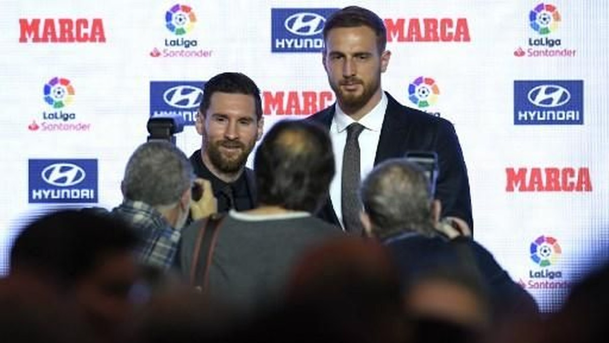 Jan Oblak berfoto bersama Lionel Messi. (Foto: Lluis Gene/AFP)