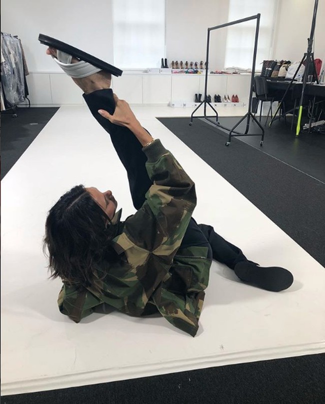 Di balik sosok fierce-nya, Victoria Beckham kerap kali menunjukkan pose ajaibnya dengan kaki yang diangkat ke atas.  Foto: Instagram