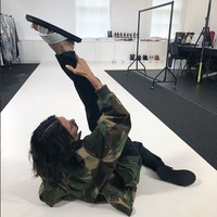 Di balik sosok fierce-nya, Victoria Beckham kerap kali menunjukkan pose ajaibnya dengan kaki yang diangkat ke atas.  Foto: Instagram