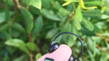 Selain ponsel juga membuat headphone yang juga mungil. Foto: Instagram/domestikatethis