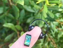 Potret Ponsel Terkecil di Dunia, Cuma Seujung Jari!