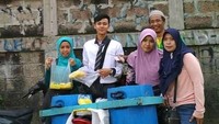 Masih di Indonesia, ini dia penjal tahu yang necis. Dengan mengenakan kemeja dan jas, Hikan Abdul Manan pun jadi idola ibu-ibu. Foto: Istimewa
