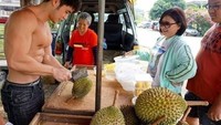 Nah kalau ini makan duren berbonus dilayani pria tampan. Penjual durian ini melayani para pembeli sambil bertelanjang dada. Foto: Istimewa