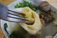 Gurihnya Bakso Rawit Tulang Sumsum dengan Potongan Daging Iga Sapi