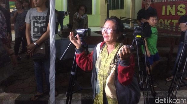 Tangis Kerabat Saat Korban Pembunuhan Bekasi Dibawa ke Gereja