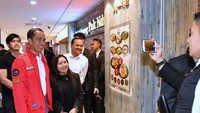 Begini gaya Kaesang ketika ayahnya, Jokowi, diajak foto oleh warga. Foto: Laily Rachev - Biro Pers Setpres