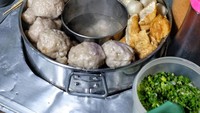 Buat penggemar bakso, di pasar Sekaten juga ada bakso tusuk kuah. Selain bakso, isinya ada juga cilok dan tahu. Pasar Malam Sekaten ini berlangsung sampai 20 November 2018 bertepatan dengan Maulid Nabi Muhammad SAW. Foto : instagram @jogjakakilima