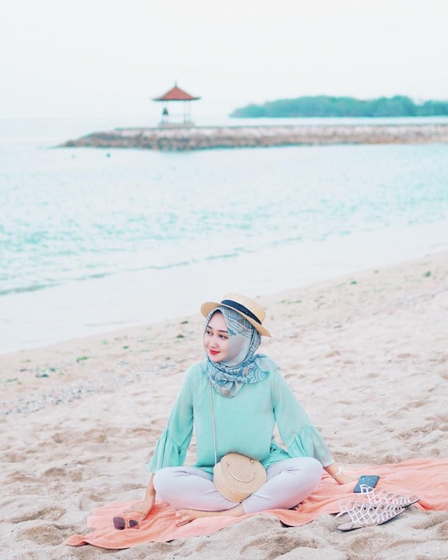Berlibur ke pantai? Pilih warna cerah seperti Dian Pelangi. Dian memilih atasan dan celana yang simpel dipadukan dengan hijab motif berwarna cerah untuk tampil segar saat foto OOTD.   Foto: Instagram/DianPelangi