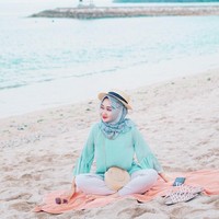 Berlibur ke pantai? Pilih warna cerah seperti Dian Pelangi. Dian memilih atasan dan celana yang simpel dipadukan dengan hijab motif berwarna cerah untuk tampil segar saat foto OOTD.   Foto: Instagram/DianPelangi