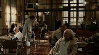 Bisa dilihat yang mana sosok Stan Lee di antara para lansia di foto ini? Ini salah satu penampilan Stan Lee yang lain di film Thor: The Dark World. Foto: (imdb.)