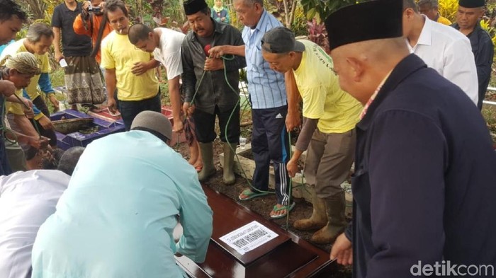 Korban Lion Air Asal Sukabumi Dikebumikan Dekat Makam Ayah