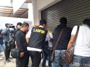 Tim Puslabfor Cek Rumah Korban Pembunuhan Keluarga di Bekasi