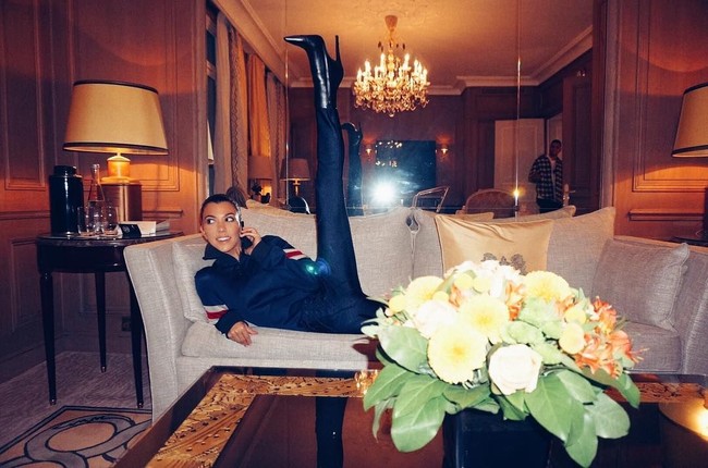 Pose kaki angkat kaki juga diikuti oleh Kourtney Kardashian. Punya tubuh yang mungil, Kourtney semakin mudah untuk mengatur gerak tubuhnya sehingga bisa selentur ini.  Foto: Instagram