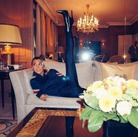 Pose kaki angkat kaki juga diikuti oleh Kourtney Kardashian. Punya tubuh yang mungil, Kourtney semakin mudah untuk mengatur gerak tubuhnya sehingga bisa selentur ini.  Foto: Instagram