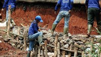 Perbaikan dilakukan dengan membuat turap di sisi jalan.