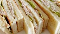 Isiannya sederhana tuna mayo dan irisan lettuce diapit dengan roti putih. Ringan tapi bikin kenyang. Foto: Instagram @nefertitimason