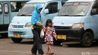 Menurut Anies, rute transportasi umum di Jakarta masih sama dengan era 1990-an. Tak berkembangnya rute transportasi umum itu menjadi salah satu penyebab penggunaan transportasi umum di Jakarta tak maksimal.