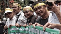 Dalam aksinya mereka meminta Maskapai Merpati Airlines kembali dihidupkan.