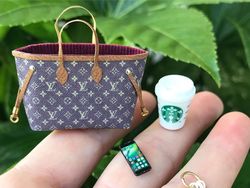 Potret Ponsel Terkecil di Dunia, Cuma Seujung Jari!