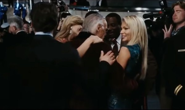Traveler penggemar Iron Man yang rilis tahun 2008 lalu mungkin pernah tertawa saat melihat adegan di mana Robert Downey Jr menepuk Stan Lee yang disangkanya sebagai Bos Playboy saat acara amal. Adegan itu bertempat di depan Disney Concert Hall, Los Angeles (Marvel Studios) Traveler penggemar Iron Man yang rilis tahun 2008 lalu mungkin pernah tertawa saat melihat adegan di mana Robert Downey Jr menepuk Stan Lee yang disangkanya sebagai Bos Playboy saat acara amal. Adegan itu bertempat di depan Disney Concert Hall, Los Angeles (Marvel Studios)