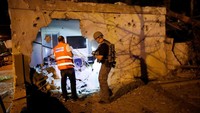 Kerusakan akibat serangan udara yang diluncurkan oleh Israel-Palestina juga tampak terlihat di salah satu bangunan di kota Ashkelon, Israel. Bangunan itu diketahui rusak akibat terkenan serangan udara dari pihak Palestina pada Senin (12/11/2018) waktu setempat. Amir Cohen/Reuters.
