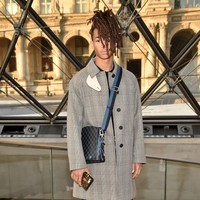 Ini adalah salah satu penampilan Jaden Smith saat datang menonton fashion show Louis Vuitton. Pria yang pertamakali muncul di layar lebar bersama ayahnya melalui film The Pursuit of Happyness itu tampak memakai coat panjang dan celana berpotongan lebar. Foto: Getty Images