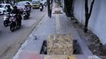 Hati-hati! Lubang di Trotoar Daan Mogot Hanya Ditutupi Anyaman Bambu