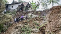 Warga bergotong royong mengambil sisa barang yang masih dapat diselamatkan dari rumah mereka pascatanah longsor yang melanda Desa Cibatu, Cisaat, Kabupaten Sukabumi, Jawa Barat pada Senin (5/11/2018) lalu.