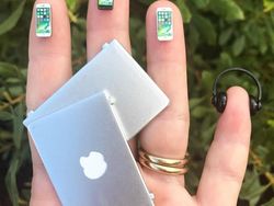 Potret Ponsel Terkecil di Dunia, Cuma Seujung Jari!