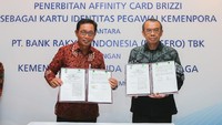 Kartu ini merupakan perwujudan program Smart Identity dengan fungsi sebagai kartu tanda pengenal bagi pegawai yang memiliki tampilan Elegant dan Smart. Tentunya kartu multiguna ini berfungsi sebagai pengenal dan kartu Brizzi. Foto: dok. BRI