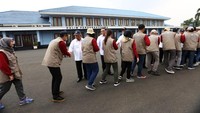 Sebanyak 96 orang insinyur muda para CPNS (Calon Pegawai Negeri Sipil) Kementerian Pekerjaan Umum dan Perumahan Rakyat (PUPR) diberangkatkan dari Lanud Halim Perdana Kusuma, Jakarta, Selasa (13/11/2018), untuk menjadi tenaga pendamping masyarakat dalam membangun kembali rumah warga yang memenuhi kaidah rumah tahan gempa di Nusa Tenggara Barat (NTB). Istimewa/Kementerian PUPR.