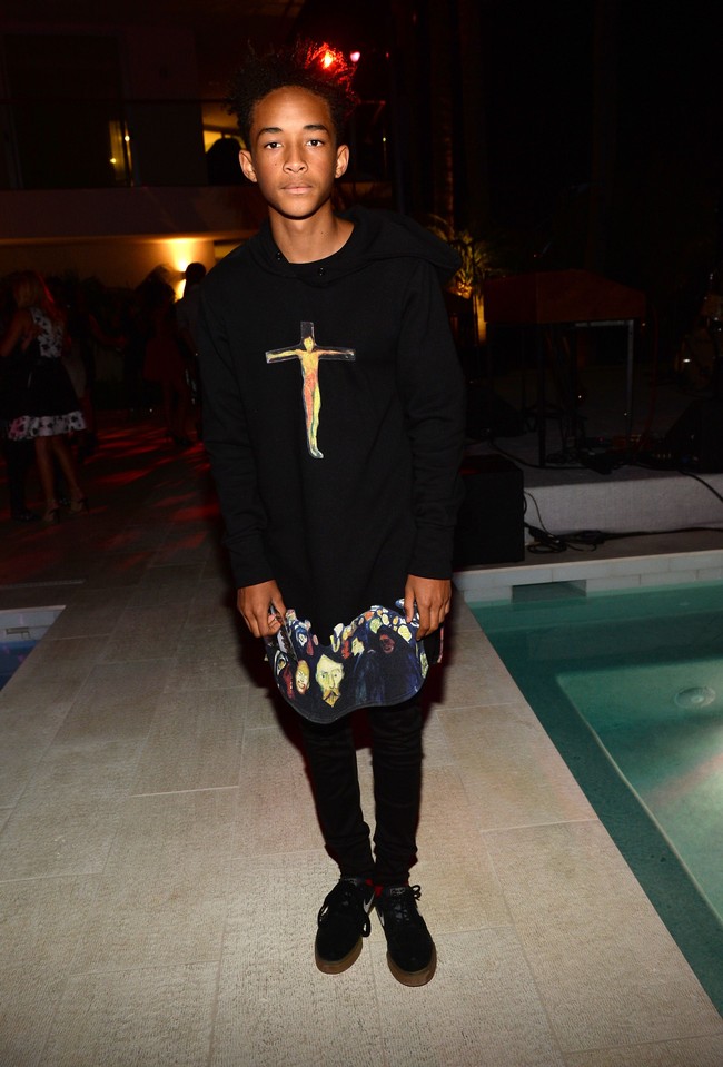 Jaden pernah menjadi bahan perbincangan saat muncul di iklan Louis Vuitton (LV) koleksi Spring 2016 dalam balutan rok flare hitam yang dipadu dengan jaket bikers kulit berwarna senada. Dalam kesehariannya pun, wajah baru LV itu juga sesekali mengenakan rok saat beraktivitas. Foto: Getty Images