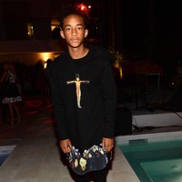 Jaden pernah menjadi bahan perbincangan saat muncul di iklan Louis Vuitton (LV) koleksi Spring 2016 dalam balutan rok flare hitam yang dipadu dengan jaket bikers kulit berwarna senada. Dalam kesehariannya pun, wajah baru LV itu juga sesekali mengenakan rok saat beraktivitas. Foto: Getty Images