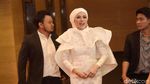 Penampilan Serba Putih Nikita Mirzani