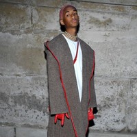 Jaden Smith yang populer lewat film The Karate Kid itu kembali menegaskan pengakuannya di atas panggung itu melalui media sosialnya. Yup @tylerthecreator I Told Everyone You Can’t Deny It Now, tulisnya di Twitter. Dan Tyler yang disebutkannya dalam tweetnya dan diakuinya sebagai kekasihnya hanya merespon dengan menyebutnya gila. Foto: Getty Images