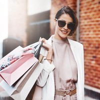 4. Untuk Masa DepanBanyak wanita yang berdosa dalam situasi ini. Yakni situasi di mana mereka membeli sesuatu yang dianggap berguna untuk masa depan. Misalnya membeli sebuah dress cantik yang sebenarnya tidak muat dengan alasan bisa dipakai ketika nanti turun berat badan. Foto: iStock