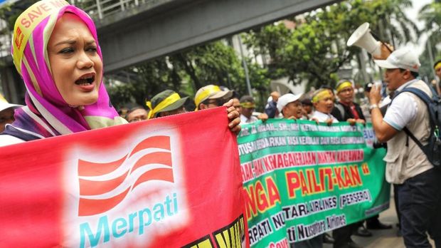 Puluhan mantan karyawan PT. Merpati berdemo di depan Gedung Kementerian Keuangan, Jakarta Pusat, Selasa (13/11/2018). Para mantan karyawan tersebut menuntut agar Majelis Hakim Pengadilan Niaga agar memutuskan homologi terhadap PT. Merpati, sehingga perusahaan tersebut tidak dipailitkan dan mereka mendapatkan hak atas pesangonnya. (CNBC Indonesia/Andrean Kristianto)