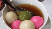 Di Grogol, Jakarta Barat ada kedai Wedang Ronde & Sekoteng Bandung. Di sini spesialis menyajikan ronde dan sekoteng. Ronde menggunakan onde besar yang diisi kacang, dengan kuah jahe yang pekat. Foto: iStock/Instagram