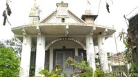Akibatnya kondisi rumah jadi tak terawat. Pantas kalau tempat ini sering dipakai sebagai lokasi uji nyali. Kesannya, seram. (Erliana/detikTravel)
