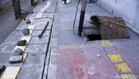 Sementara penutup lubang masih dalam tahap pembuatan.