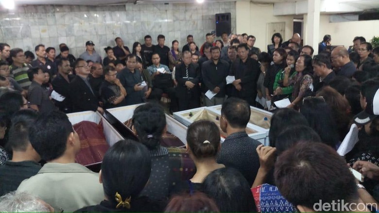 Isak Tangis Sambut Jenazah Korban Pembunuhan Bekasi di Gereja Isak Tangis Sambut Jenazah Korban Pembunuhan Bekasi di Gereja