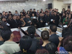 Isak Tangis Sambut Jenazah Korban Pembunuhan Bekasi di Gereja