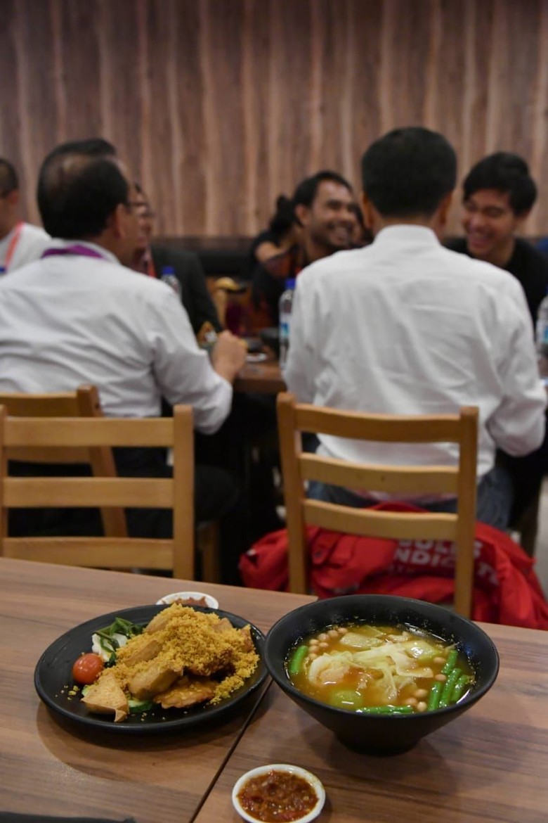 Harga Nasi Bebek yang Dimakan Jokowi di Singapura Rp 106 Ribu Harga Nasi Bebek yang Dimakan Jokowi di Singapura Rp 106 Ribu
