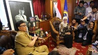 Sebelumnya, Tjahjo mengungkap alasannya memanggil Anna. Hari ini jam 2 saya undang kemari, walaupun saya hanya mendengar dari media alasan-alasan pribadi dia mundur sudah disampaikan ke DPRD, saya siang ini akan mengundang yang bersangkutan ingin minta kejelasan, kata Tjahjo 