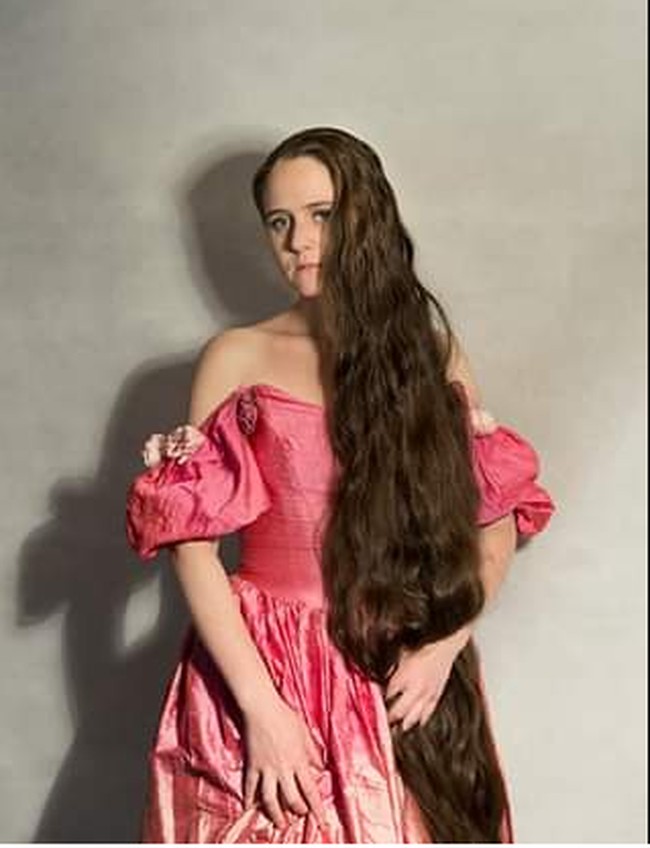 Frankie Cluney terpikir untuk memanjangkan rambut sejak berusia enam tahun setelah jatuh cinta dengan gambar-gambar wanita berambut sangat panjang di buku-buku dongeng. Foto: Facebook Floor-Length Frankie