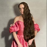 Frankie Cluney terpikir untuk memanjangkan rambut sejak berusia enam tahun setelah jatuh cinta dengan gambar-gambar wanita berambut sangat panjang di buku-buku dongeng. Foto: Facebook Floor-Length Frankie