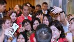 Jokowi dan Kaesang Makan Nasi Bebek Bareng WNI di Singapura